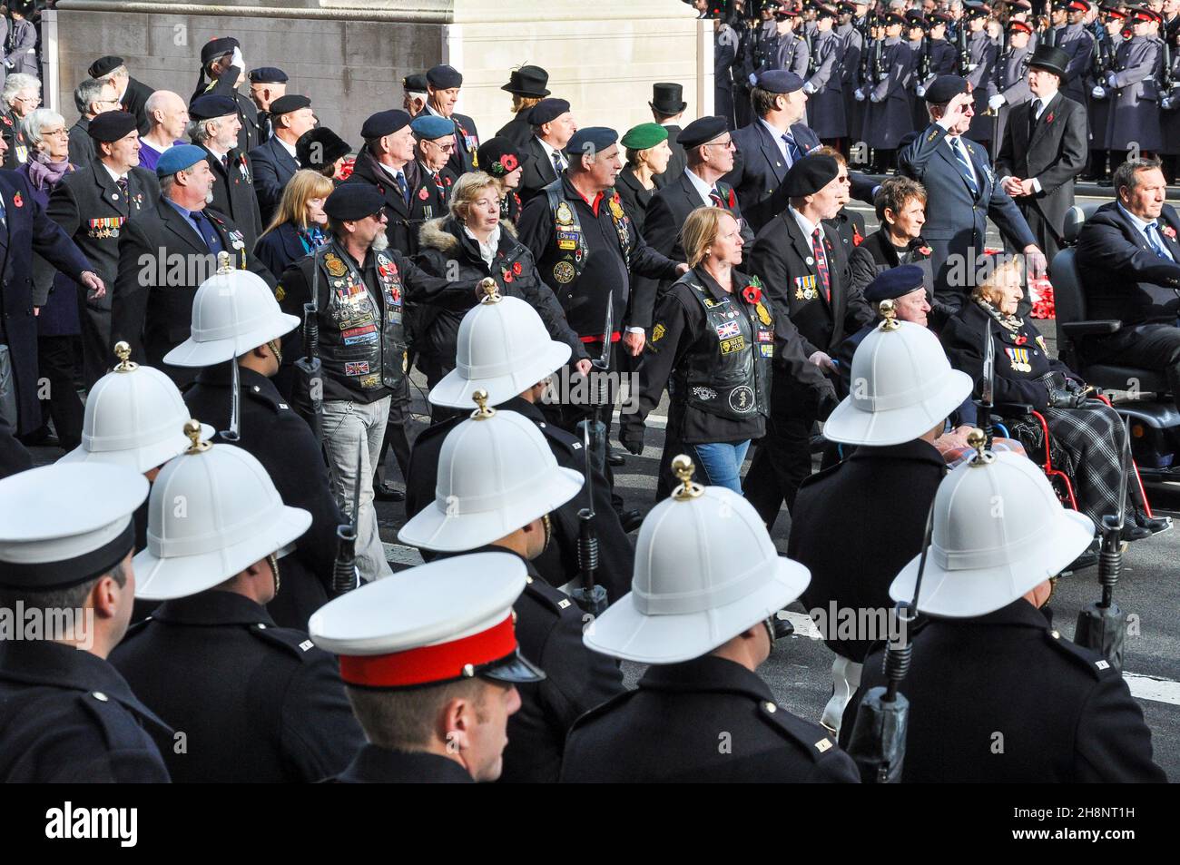 Il Cenotaph Servizio Nazionale di memoria sulla Domenica di memoria. Veterani e ciclisti marciano dopo il collocamento di corone da parte di dignitari. Foto Stock