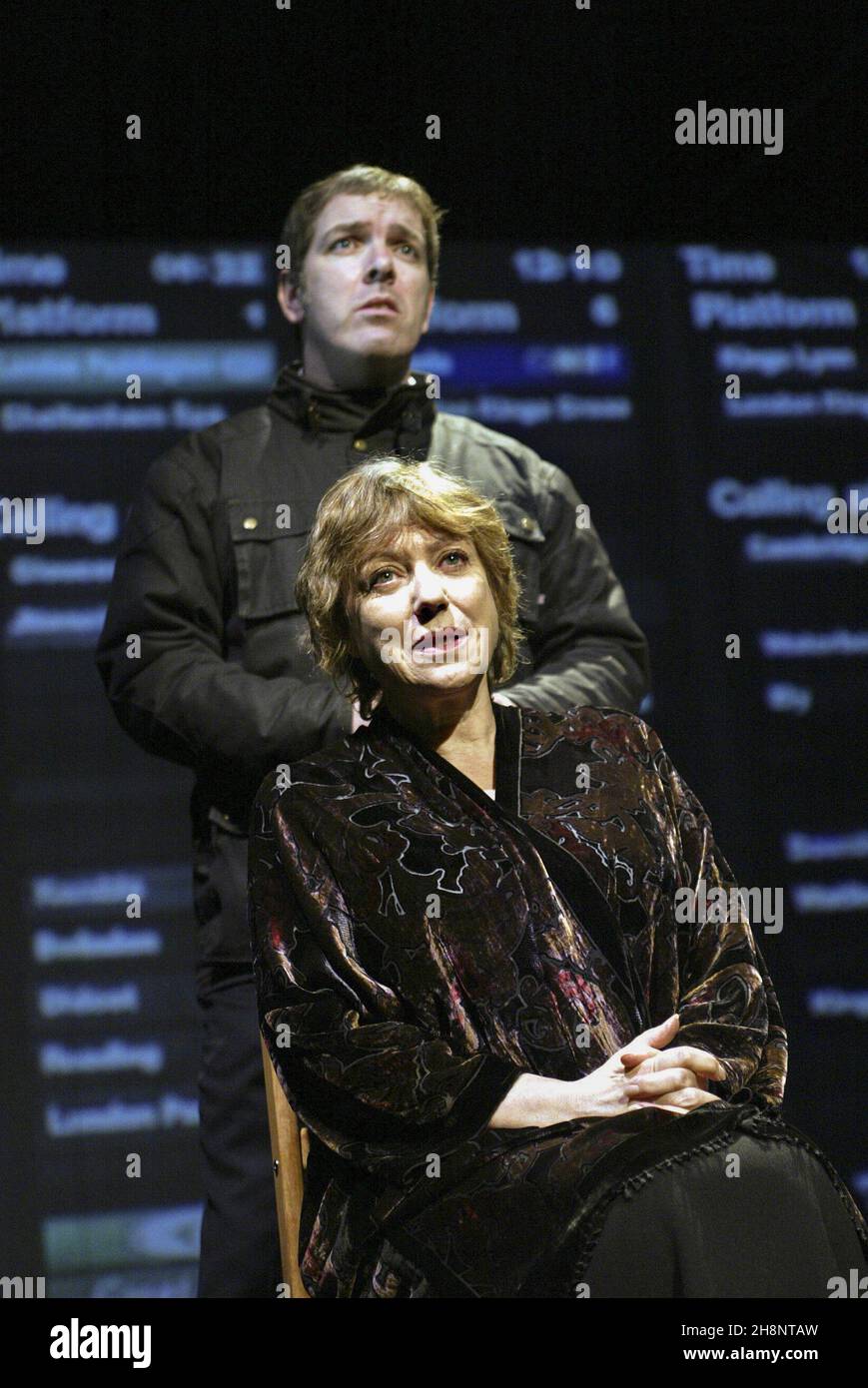 Kika Markham (una vedova) con Lloyd Hutchinson in MODO PERMANENTE by David Hare al Theatre Royal, York, Inghilterra 15/11/2003 un out of Joint & National Theatre co-produzione design: William Dudley illuminazione: Johanna Town regista: Max Stafford-Clark Foto Stock
