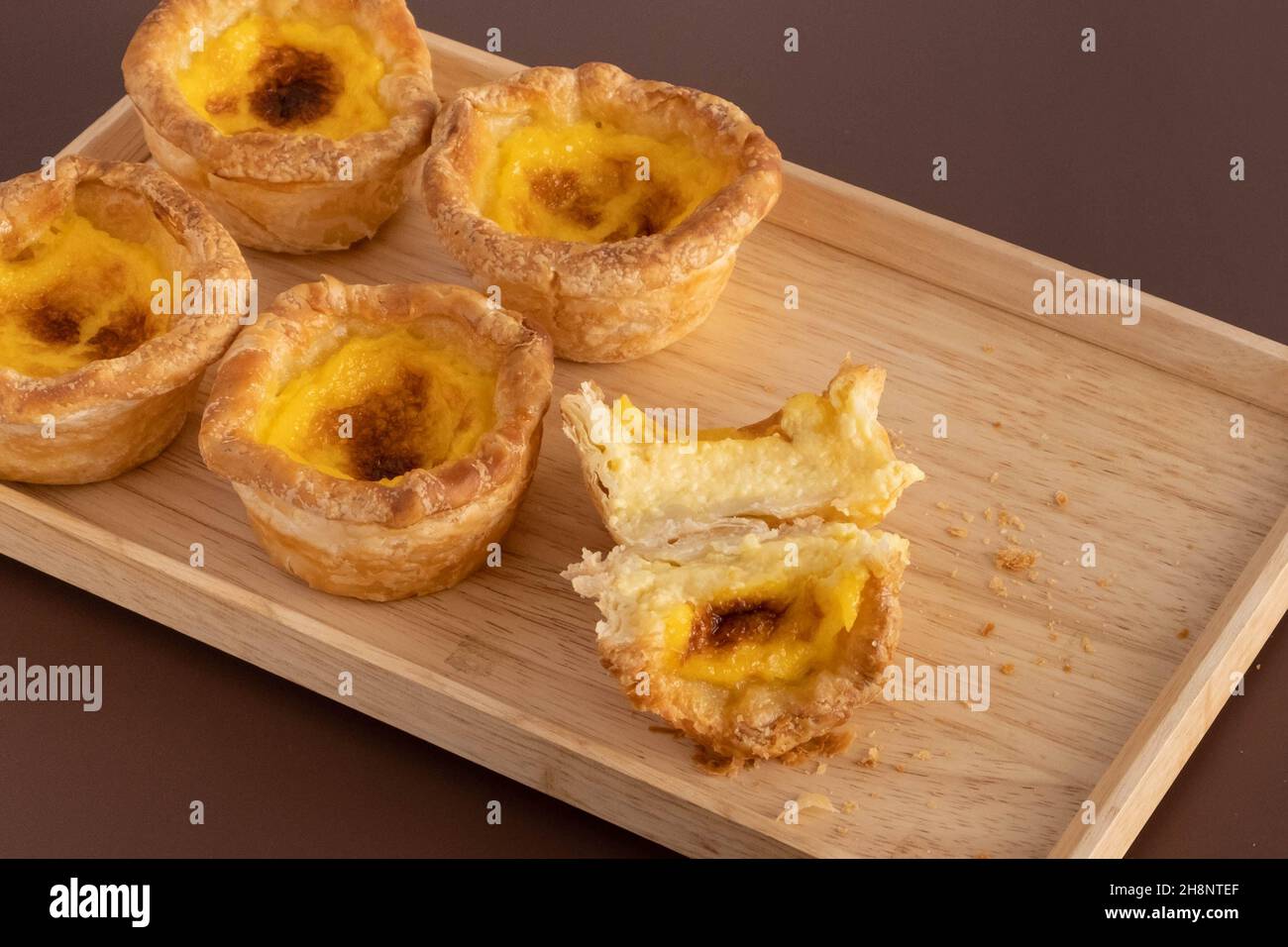 Tartine per uova rapide su vassoio di legno Foto Stock