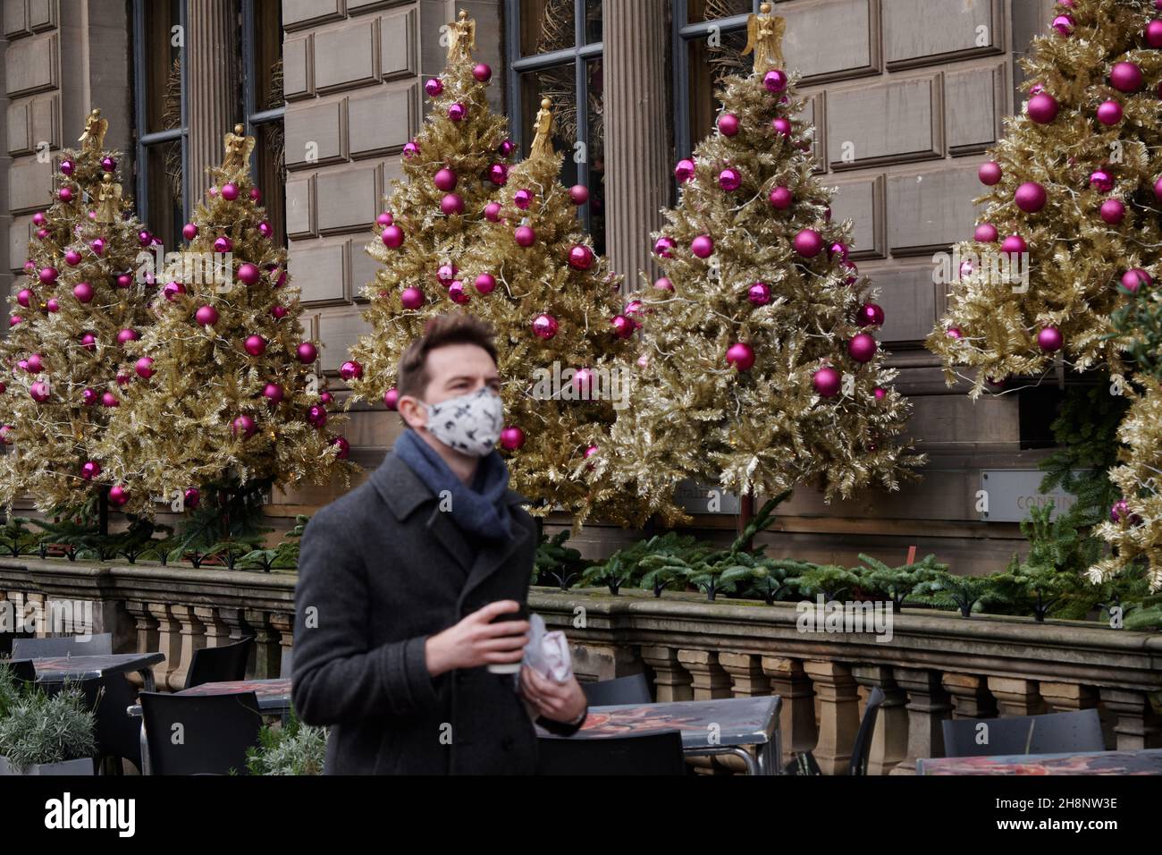 Edimburgo Scozia, Regno Unito dicembre 01 2021. Decorazioni natalizie su George Street. Credit sst/alamy live news Foto Stock