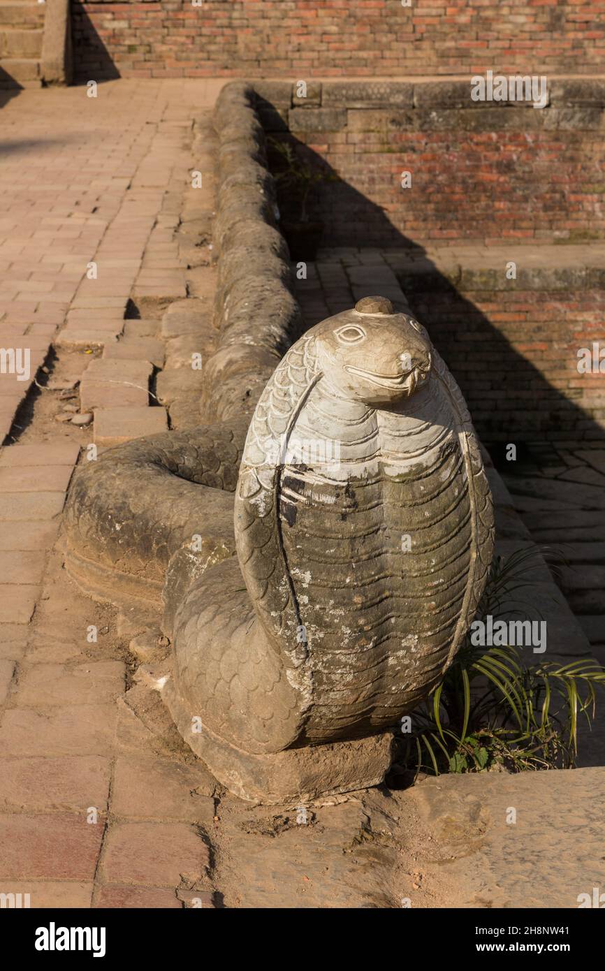 Un Naga nel bagno reale di Naga Pokhari in Piazza Durbar nella città medievale di Newar di Bhaktapur, Nepal. Il Naga è una creatura semi-divina in Hindu my Foto Stock