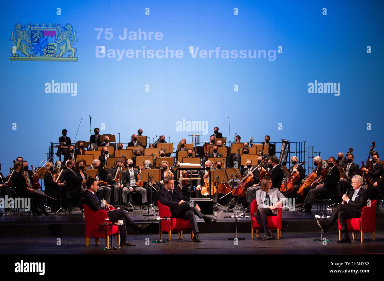 Monaco di Baviera, Germania. 01 dicembre 2021. Moderatore fino a Nassif (l-r), Markus Söder (CSU), primo ministro della Baviera, Ilse Aigner (CSU), presidente del Parlamento di Stato bavarese, e Hans-Joachim Heßler, presidente della Corte costituzionale bavarese, partecipano a una cerimonia al Teatro Nazionale per celebrare i '75 anni della Costituzione bavarese'. La costituzione è stata adottata con un referendum il 1.12.1946. Credit: Sven Hoppe/dpa/Alamy Live News Foto Stock