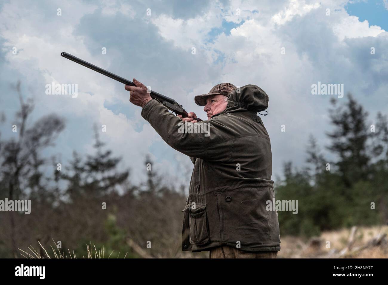 uccelli da tiro maschi adulti con fucile Foto Stock