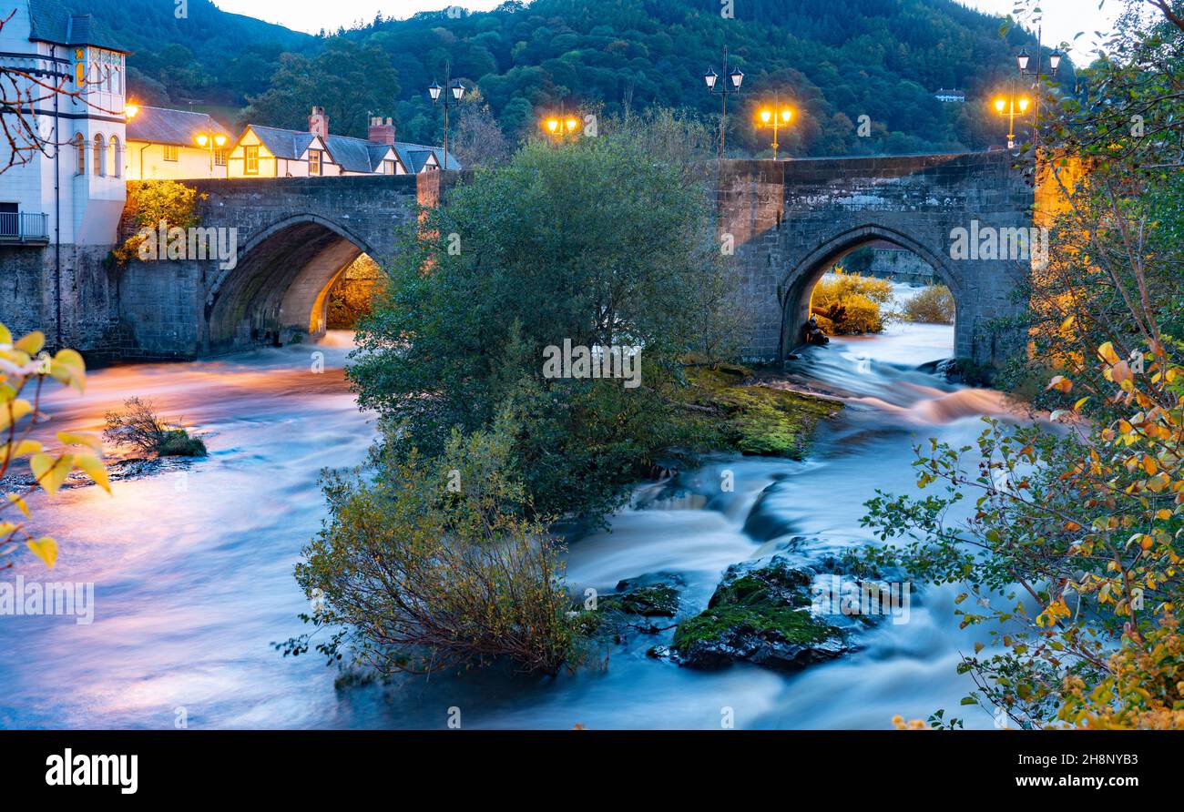 Il fiume Dee che attraversa il villaggio di Llangollen nel Galles del Nord. Immagine scattata nel mese di ottobre 2021. Foto Stock