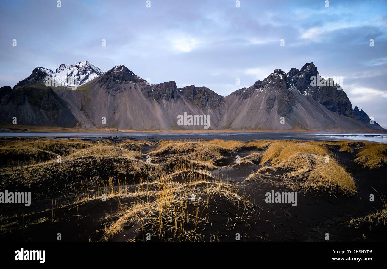 Paesaggio di Vestrahorn mountaine sul capo Stokksnes in Islanda. Le migliori località di viaggio Famouse. Immagine panoramica dell'Islanda Foto Stock