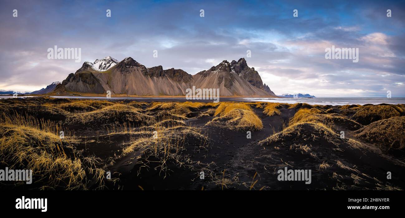 Paesaggio di Vestrahorn mountaine sul capo Stokksnes in Islanda. Le migliori località di viaggio Famouse. Immagine panoramica dell'Islanda Foto Stock