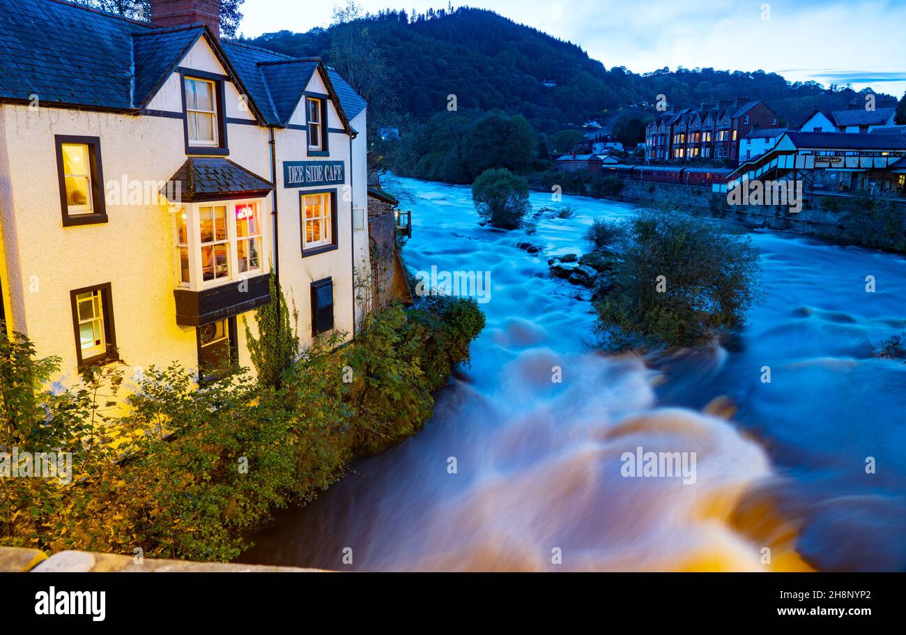 Il Dee Side Cafe, sul fiume Dee a Llangollen nel Galles del Nord. Immagine scattata nel mese di ottobre 2021. Foto Stock