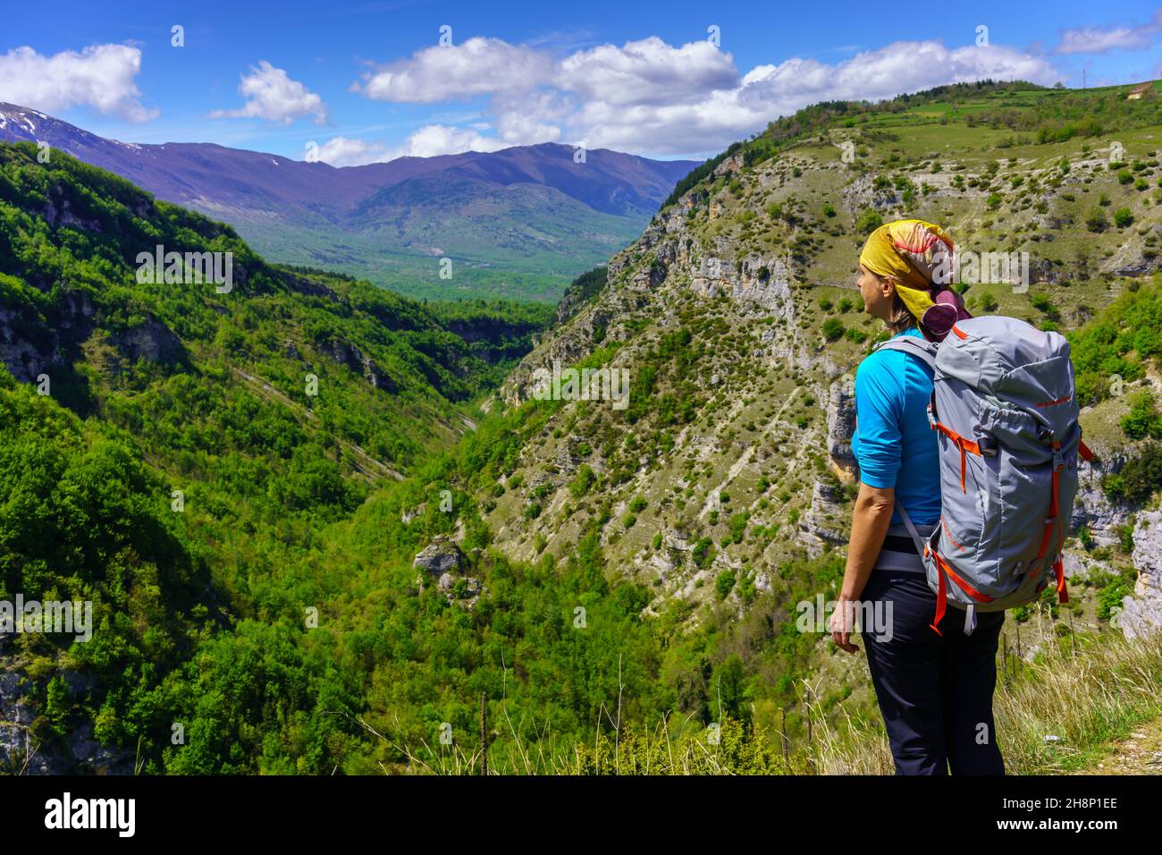 L'escursionista osserva dall'alto la valle dell'Orfente (Maiella, Italia) Foto Stock