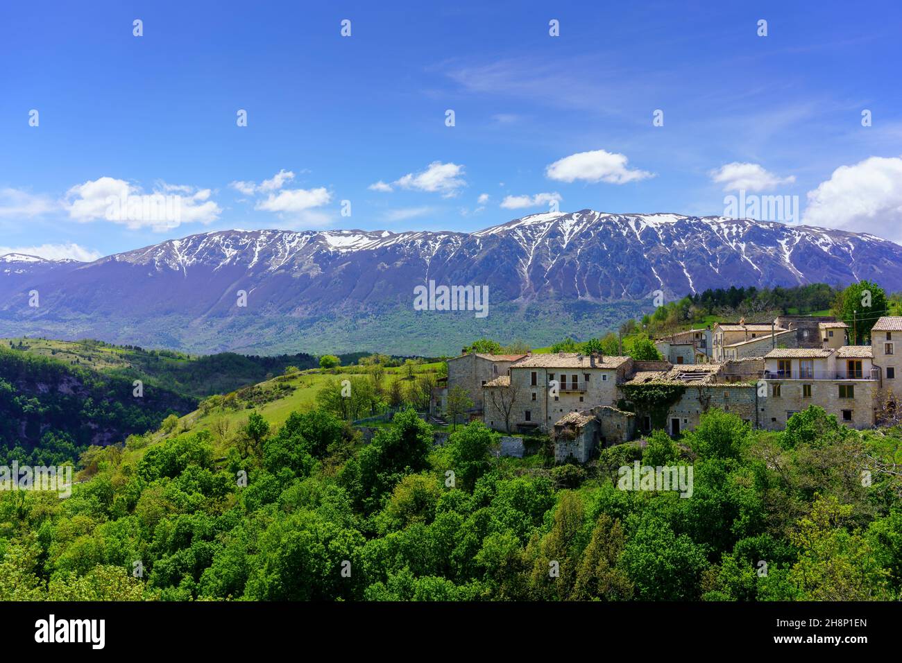 Vista sul borgo abruzzese di Decontra. Sullo sfondo Monte Morrone Foto Stock