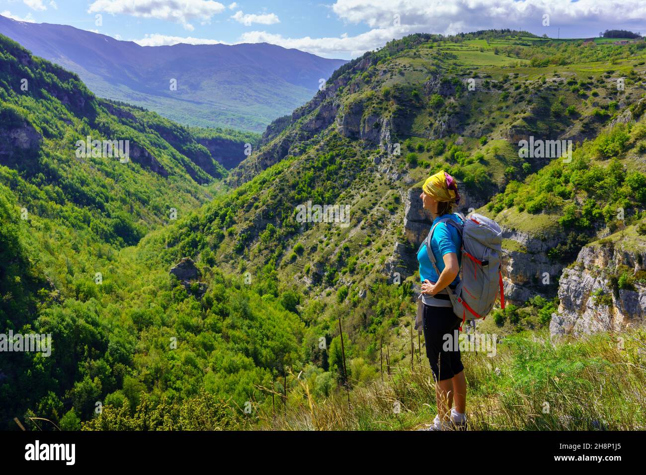 L'escursionista osserva dall'alto la valle dell'Orfente (Maiella, Italia) Foto Stock