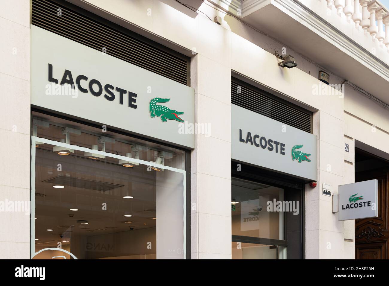 VALENCIA, SPAGNA - 01 DICEMBRE 2021: Lacoste è un'azienda di abbigliamento  francese che vende abbigliamento e accessori di fascia alta Foto stock -  Alamy