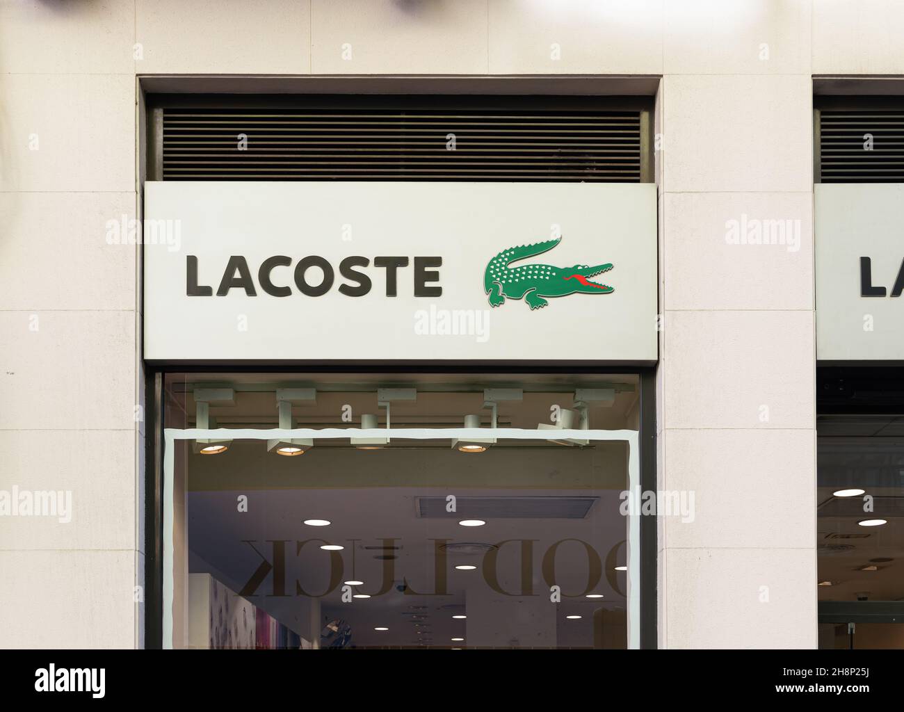 VALENCIA, SPAGNA - 01 DICEMBRE 2021: Lacoste è un'azienda di abbigliamento francese che vende abbigliamento e accessori di fascia alta Foto Stock