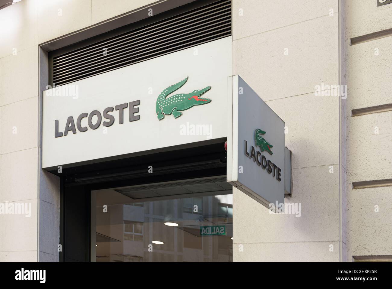 VALENCIA, SPAGNA - 01 DICEMBRE 2021: Lacoste è un'azienda di abbigliamento francese che vende abbigliamento e accessori di fascia alta Foto Stock