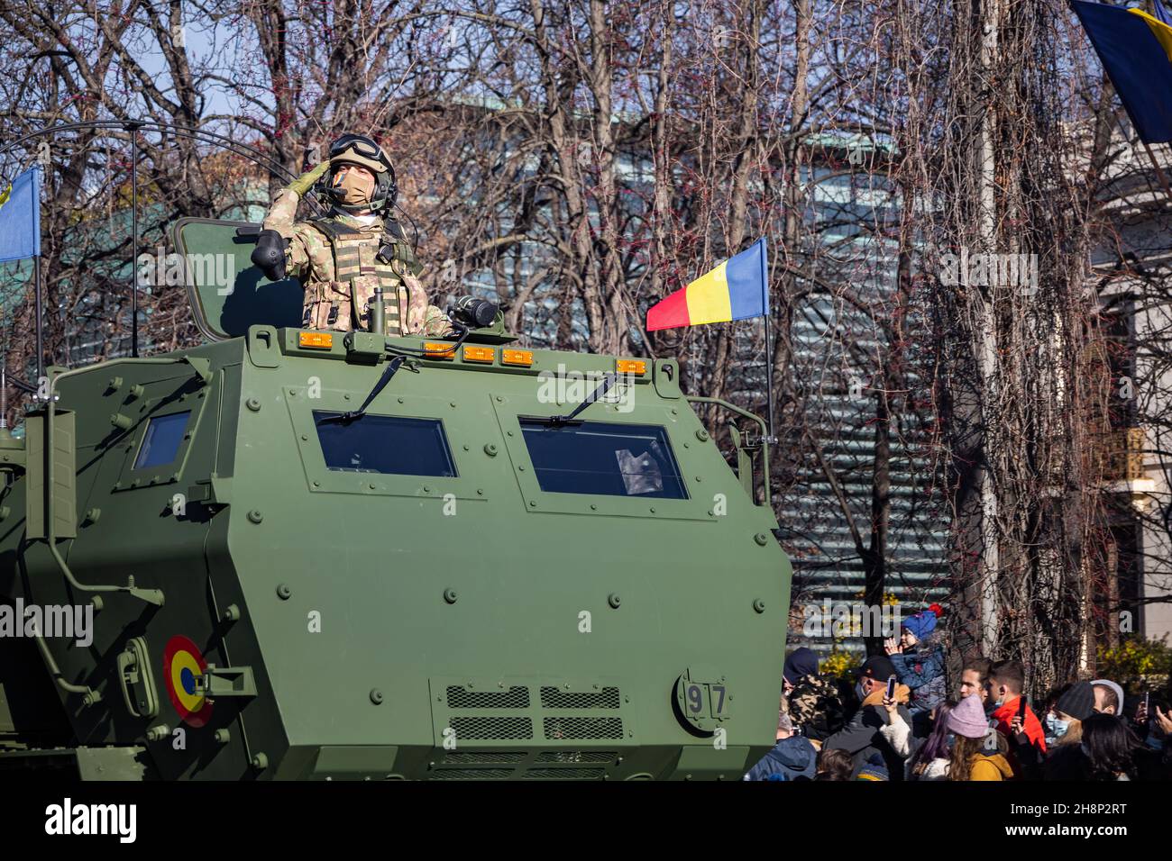 Bucarest, Romania - 01.12.2021: 1 dicembre sfilata per la Giornata Nazionale della Romania - soldati in marcia Foto Stock