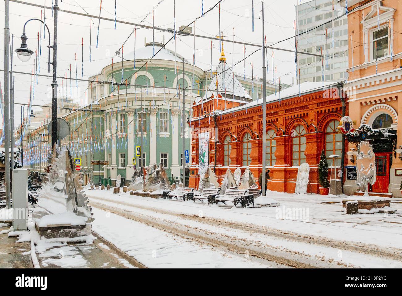 Decorazioni natalizie per le strade di Mosca. Ora invernale. Preparativi per le vacanze. 10 gennaio 2015 - Mosca, Russia. Foto Stock