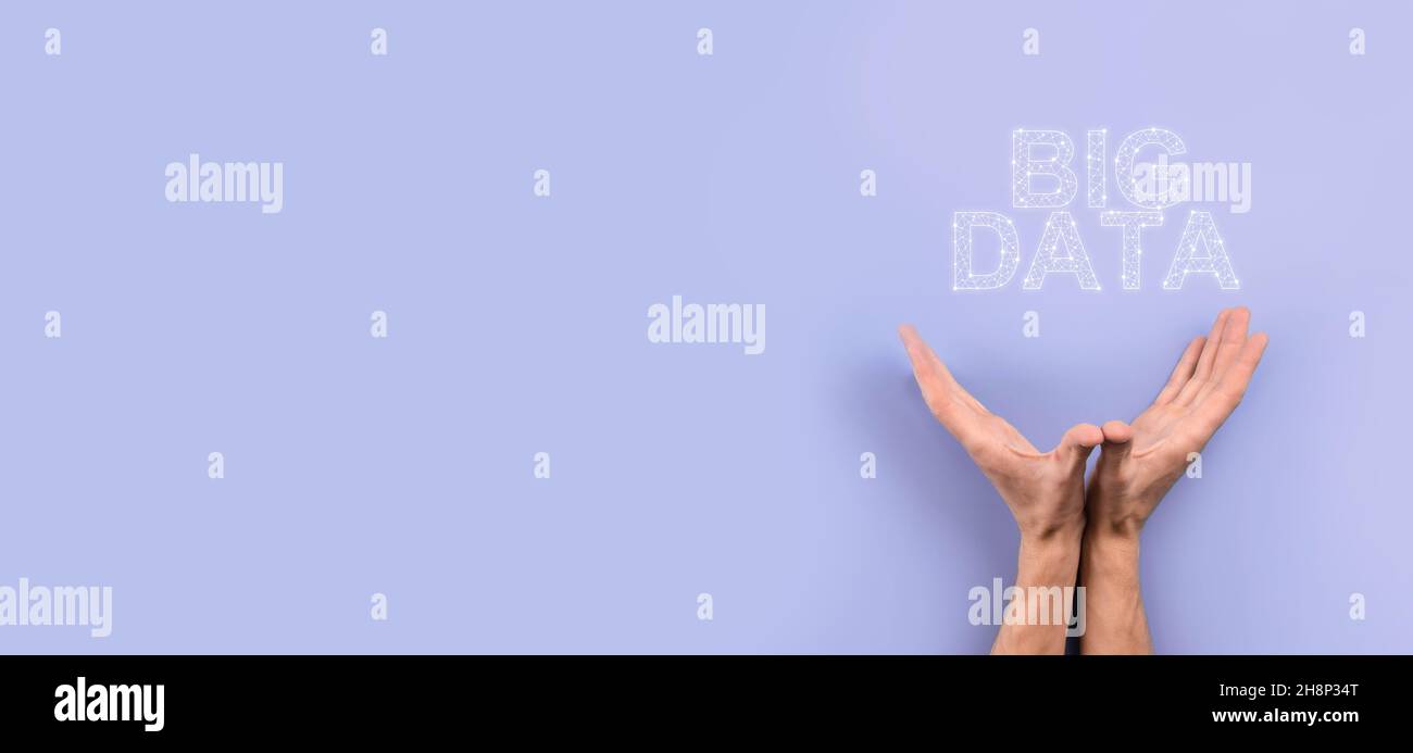 L'uomo d'affari in un vestito su sfondo scuro contiene L'iscrizione BIG DATA. Concetto di server online della rete di storage. Analisi di social network o business Foto Stock