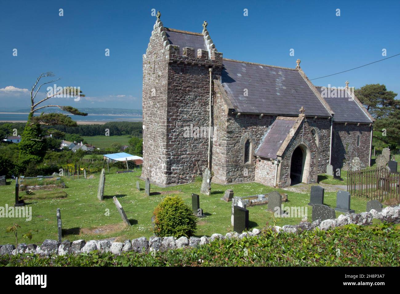 Llanmadoc, la chiesa parrocchiale di St. Madocs con vedute di vasta portata di Llanridian Sands, Burry Port, Gower Peninsula, South Wales Foto Stock