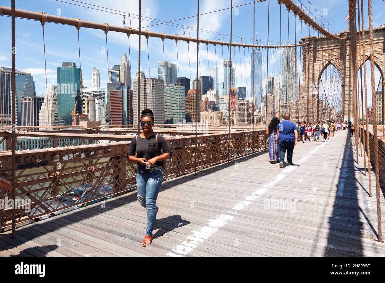 Manhattan, USA-9 Giugno 2017: Attraversando il ponte di Brooklyn verso il manhattanon una giornata di sole Foto Stock