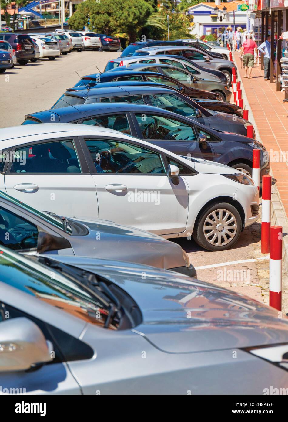 Auto parcheggiate a El Zoco vicino la Cala de Mijas, Costa del Sol, Provincia di Malaga, Andalusia, Spagna meridionale. Foto Stock