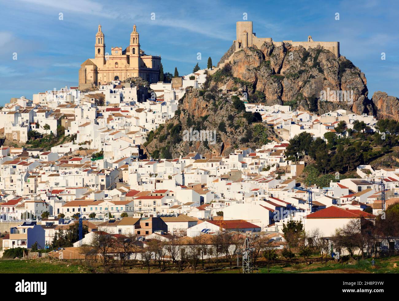 Olvera, Provincia di Cadice, Andalusia, Spagna meridionale. Veduta generale della città con Parroquia de Nuestra Señora de la Encarnación (la Parrocchia di nostra Signora di Foto Stock