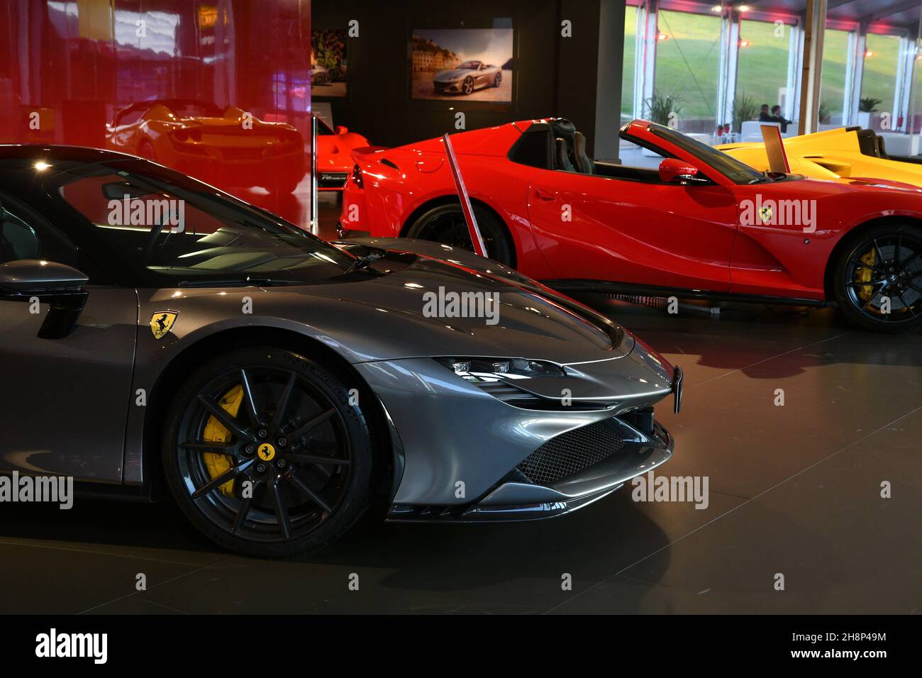 Scarperia, Mugello - 19 novembre 2021: Ferrari SF90 in mostra su strada durante finali Mondiali Ferrari 2021 al circuito del Mugello in Italia. Foto Stock