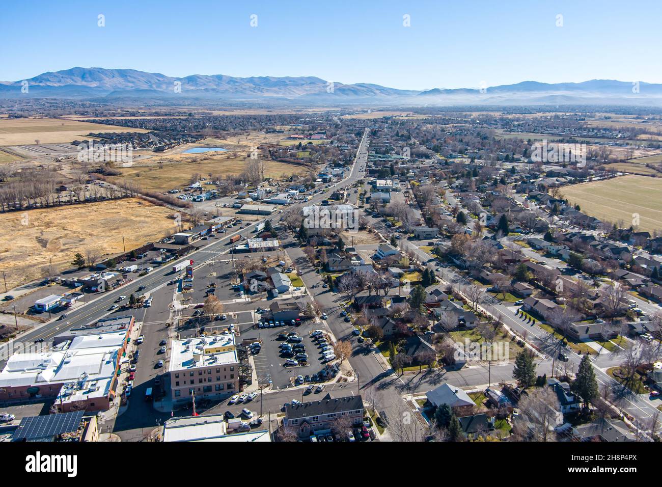Minden, Nevada - USA - 29 novembre 2021: Vista aerea di Minden e Gardnerville Nevada lungo l'autostrada 395 nella Carson Valley. Foto Stock