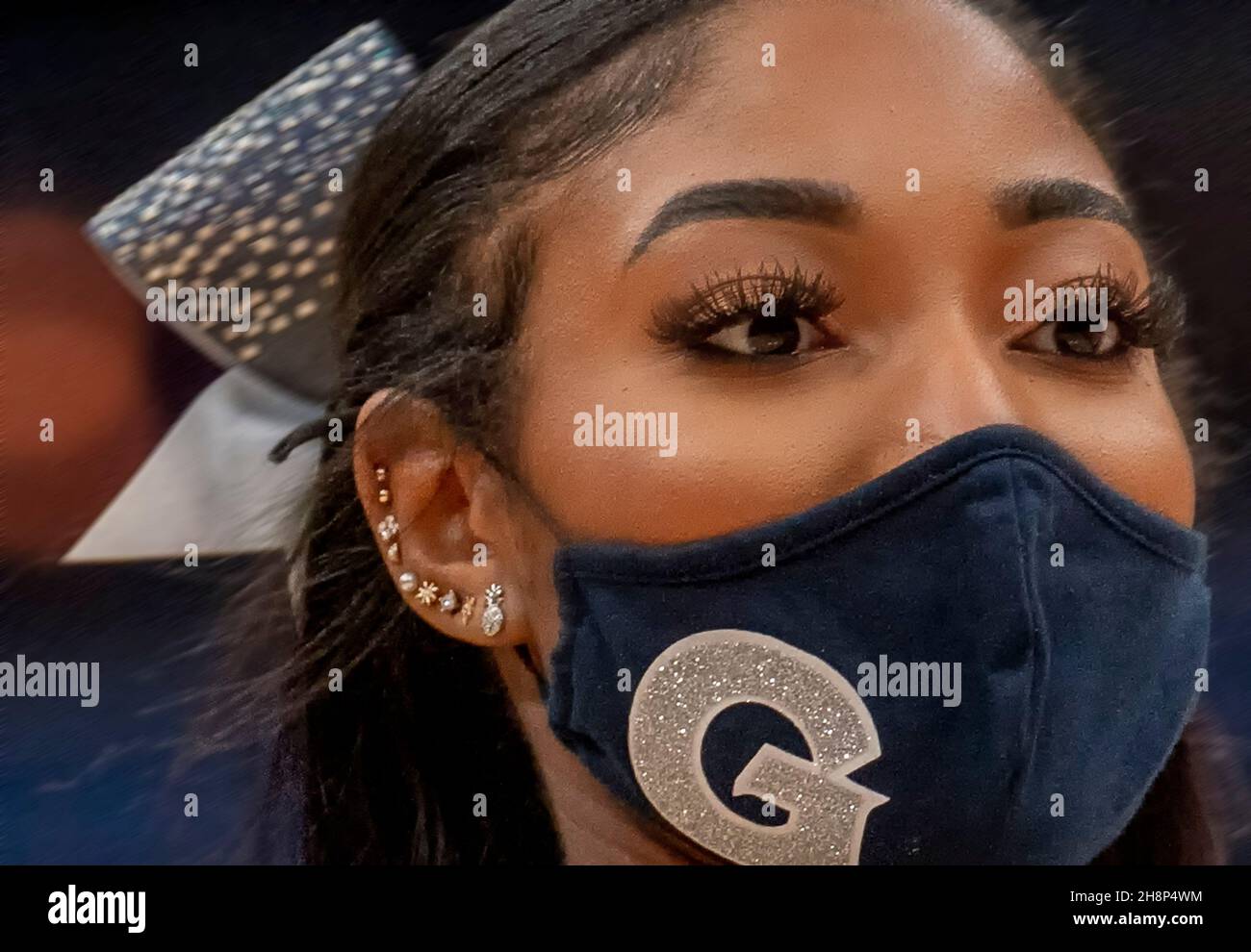 WASHINGTON, DC - NOVEMBRE 30: Il cheerleader di Georgetown mascherato si esibisce durante una partita di basket tra il Georgetown Hoyas e il Longwood la Foto Stock