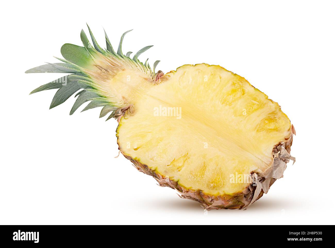 Frutta di ananas tagliata a metà con foglie verdi isolate su sfondo bianco. Tracciato di ritaglio. Profondità di campo completa. Foto Stock