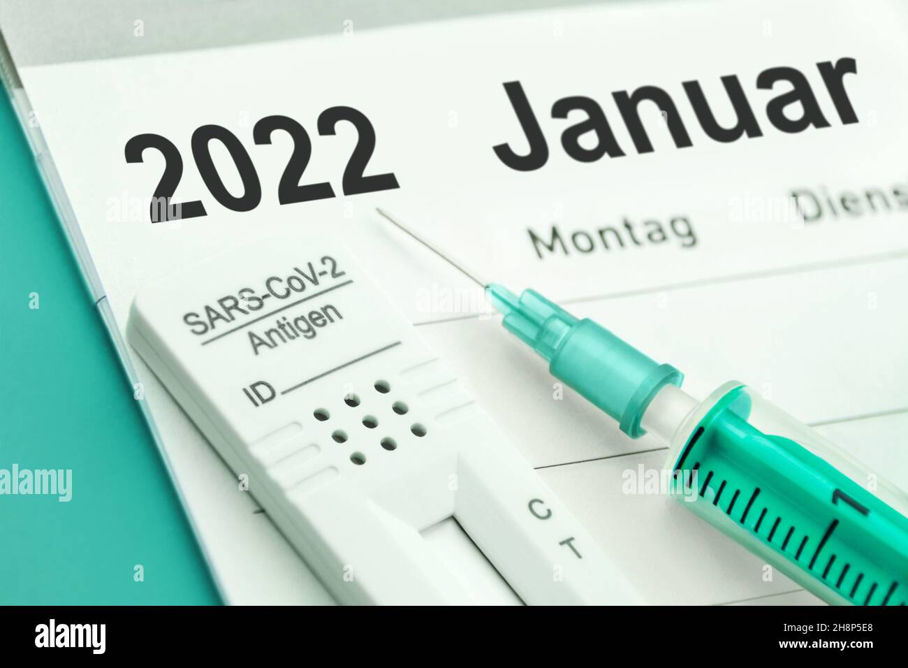 Calendario tedesco 2022 gennaio e vaccinazione con Rapid Antigen Test e giorni feriali Foto Stock