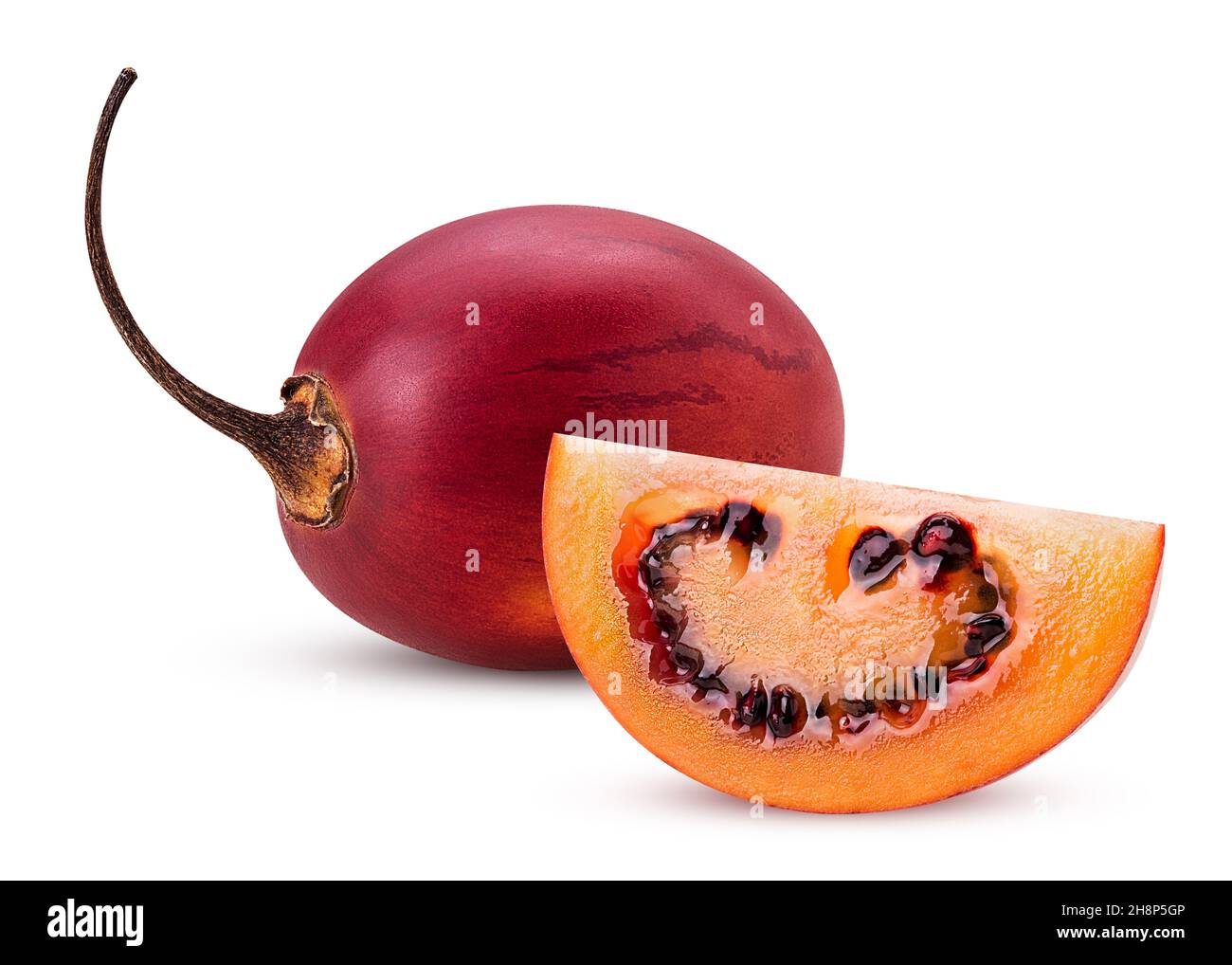 Tamarillo dolce fresco e fettine isolato su sfondo bianco. Tracciato di ritaglio. Profondità di campo completa. Foto Stock