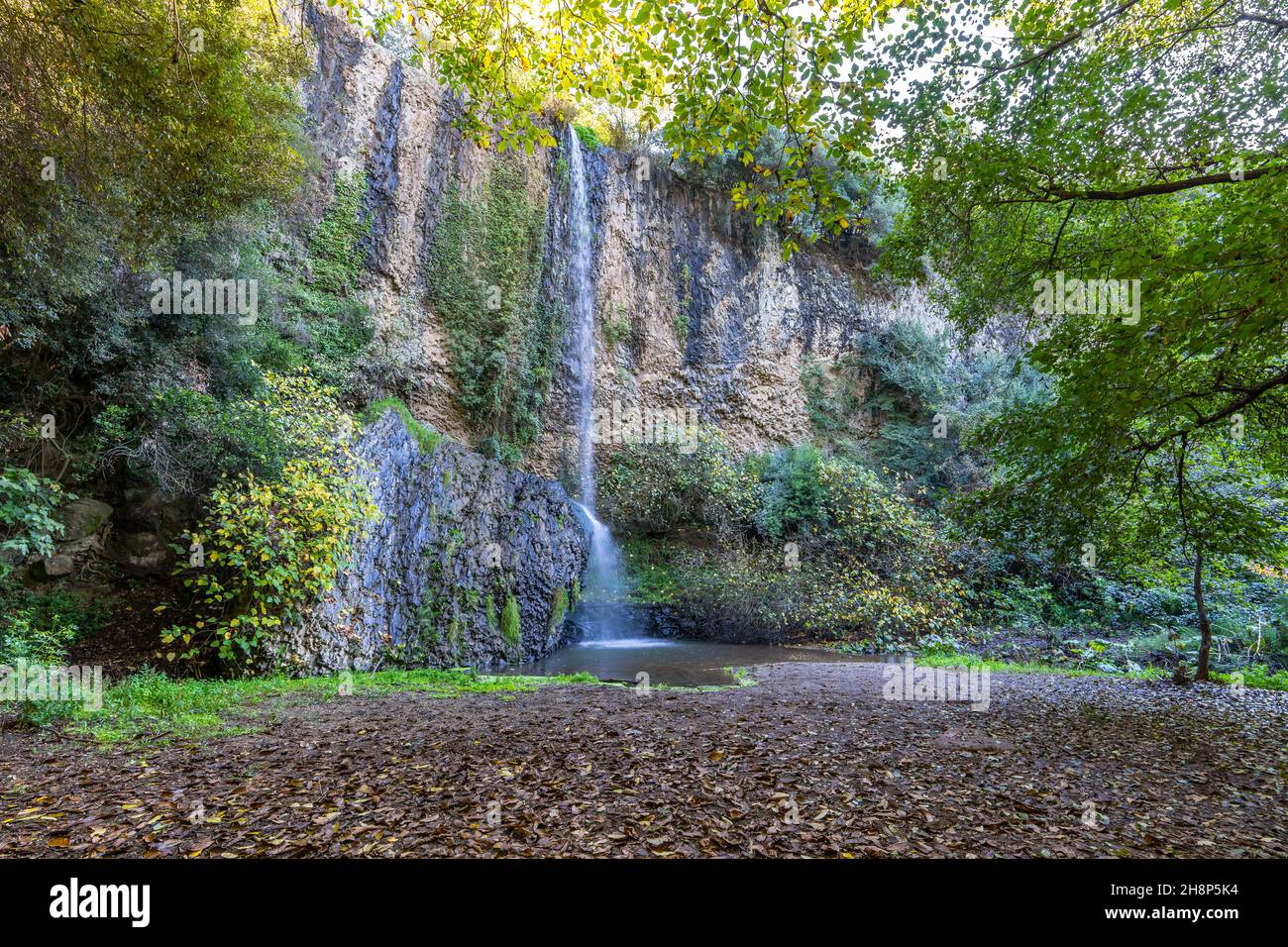 Una cascata lungo il sentiero degli Etruschi (Cerveteri, Italia) Foto Stock