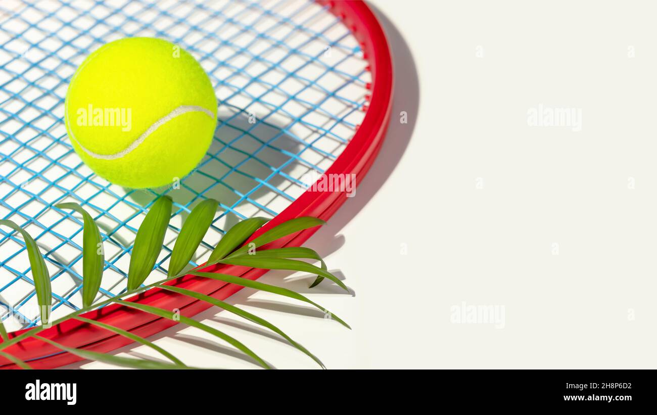 Tennis. Composizione sportiva con pallina da tennis gialla su racchetta con foglia di palma su sfondo bianco con spazio di riproduzione. Sport e stile di vita sano. Tenni Foto Stock