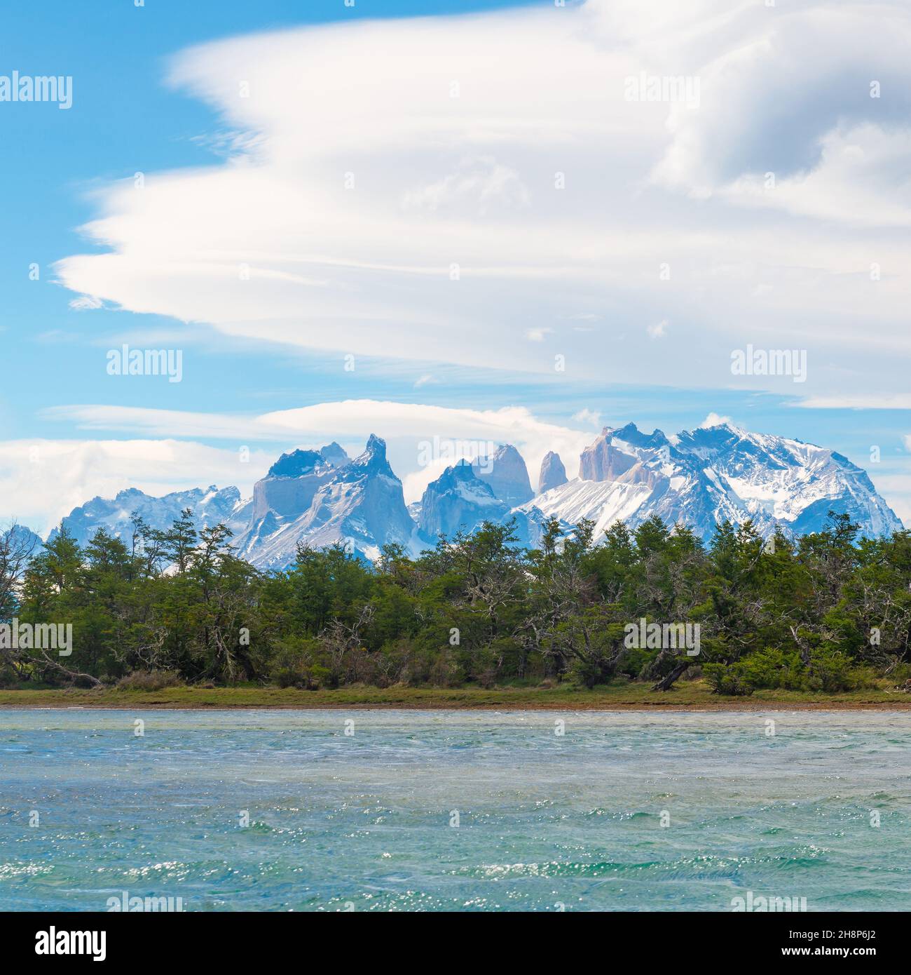 Ande cime dei Cuernos e Torres del Paine sul fiume Serrano, Parco Nazionale Torres del Paine, Patagonia, Cile. Foto Stock