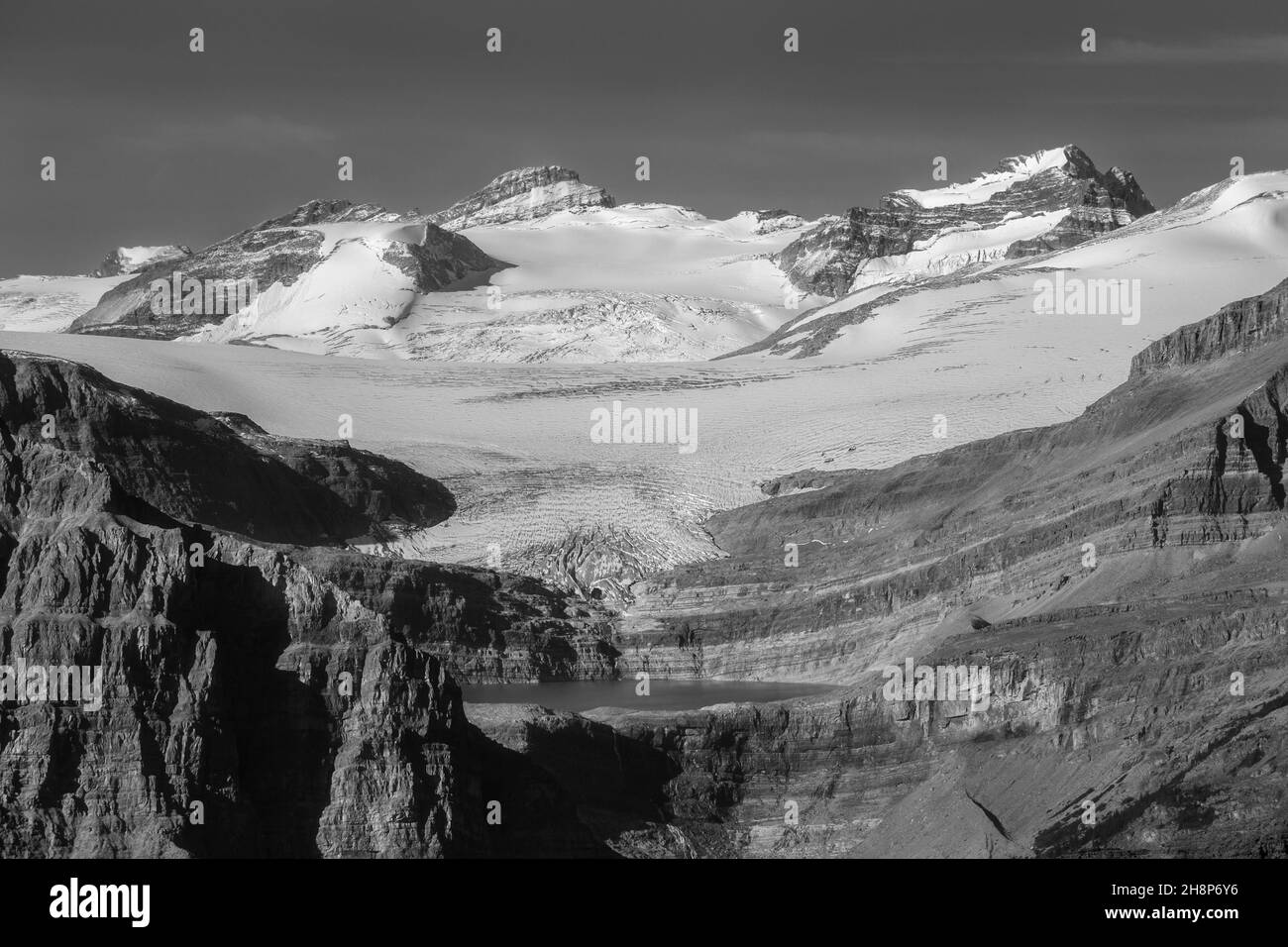 Glacier in cima alla montagna lungo la Icefields Parkway, Banff National Park, Alberta, Canada Foto Stock
