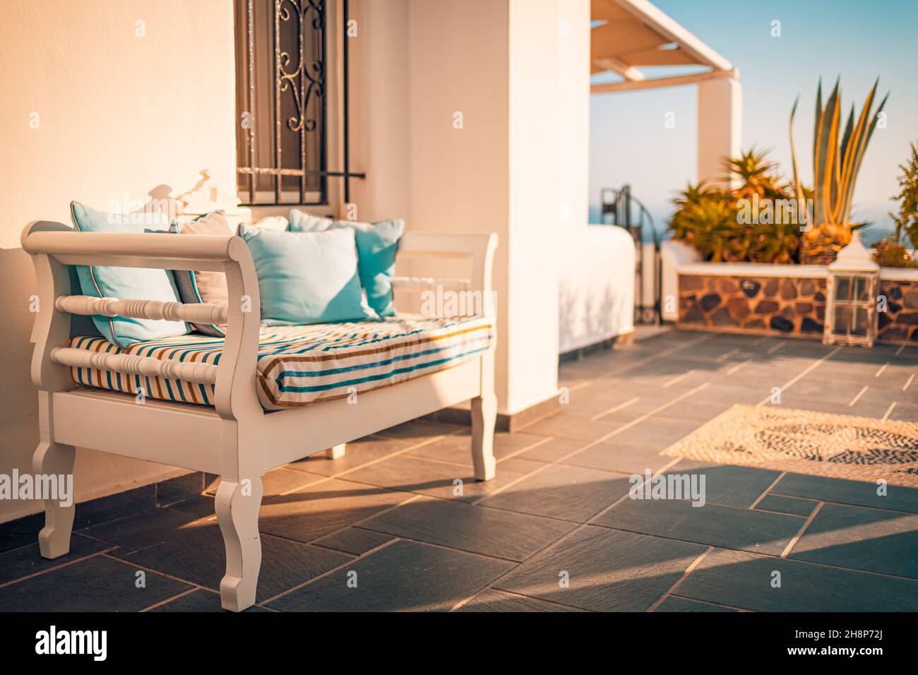 Isola di Santorini, vista del tramonto sulla Grecia. Dettagli architettonici, famosa destinazione di viaggio, vista astratta primo piano caldo tramonto luce. Terrazza rilassante Foto Stock