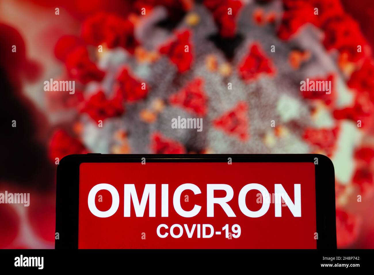 In questa illustrazione, uno schermo del telefono mostra un testo che dice Omicron COVID-19. Foto Stock