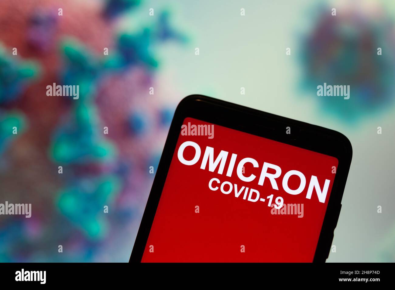 In questa illustrazione, uno schermo del telefono mostra un testo che dice Omicron COVID-19. Foto Stock
