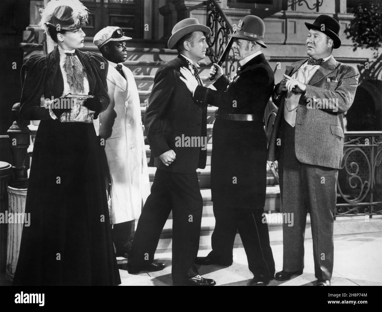 Donald Cook (centro), Jack Oakie (estrema destra), sul set del film, 'Bowery to Broadway', Universal Pictures, 1944 Foto Stock