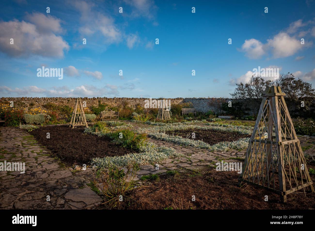 Gertrude Jekyll's Garden design per Sir Edwin Lutyens al Lindisfarne Castle, Northumberland, Regno Unito Foto Stock