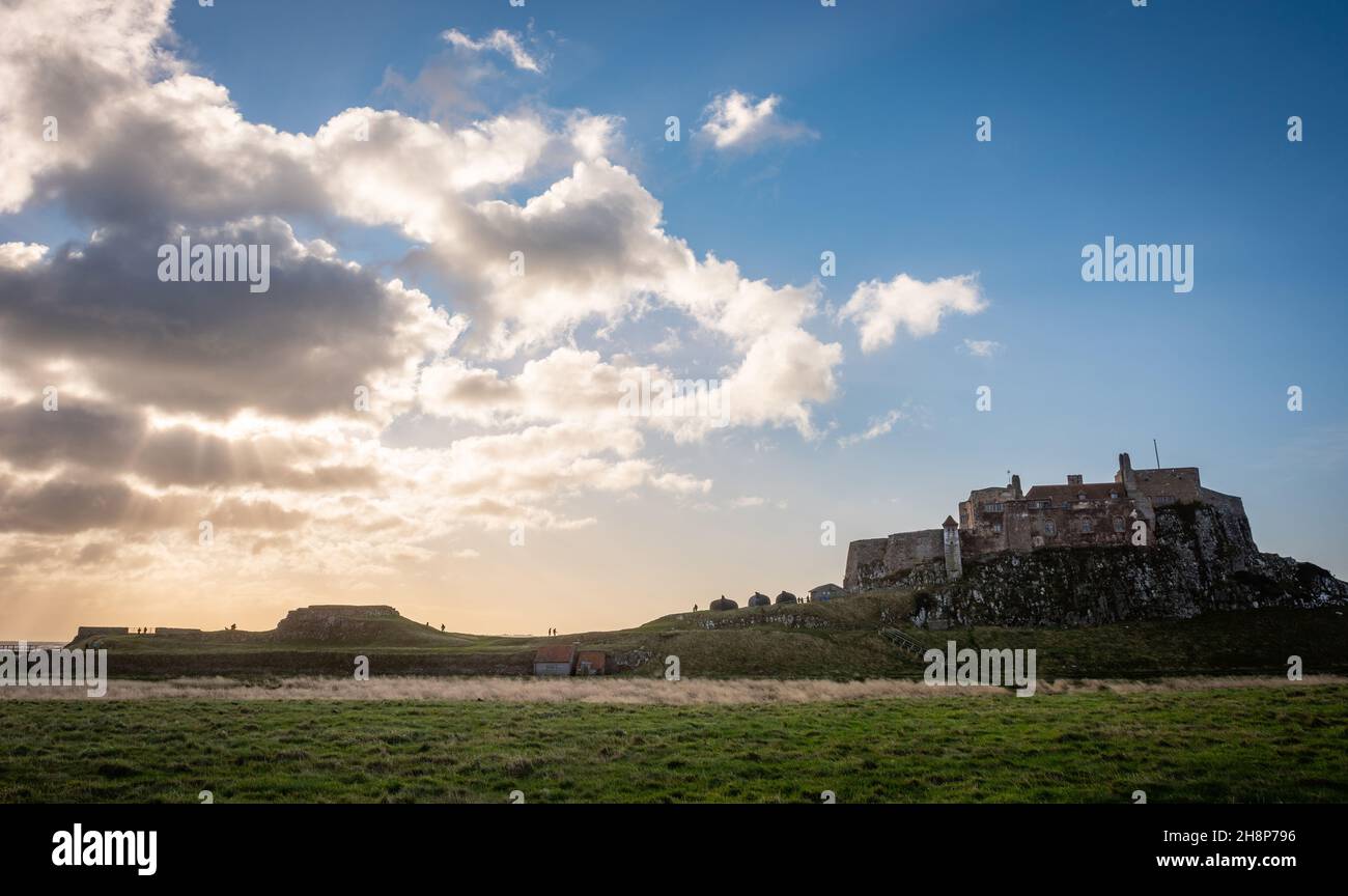 Lindisfarne Castle sull Isola Santa, Northumberland, Regno Unito Foto Stock