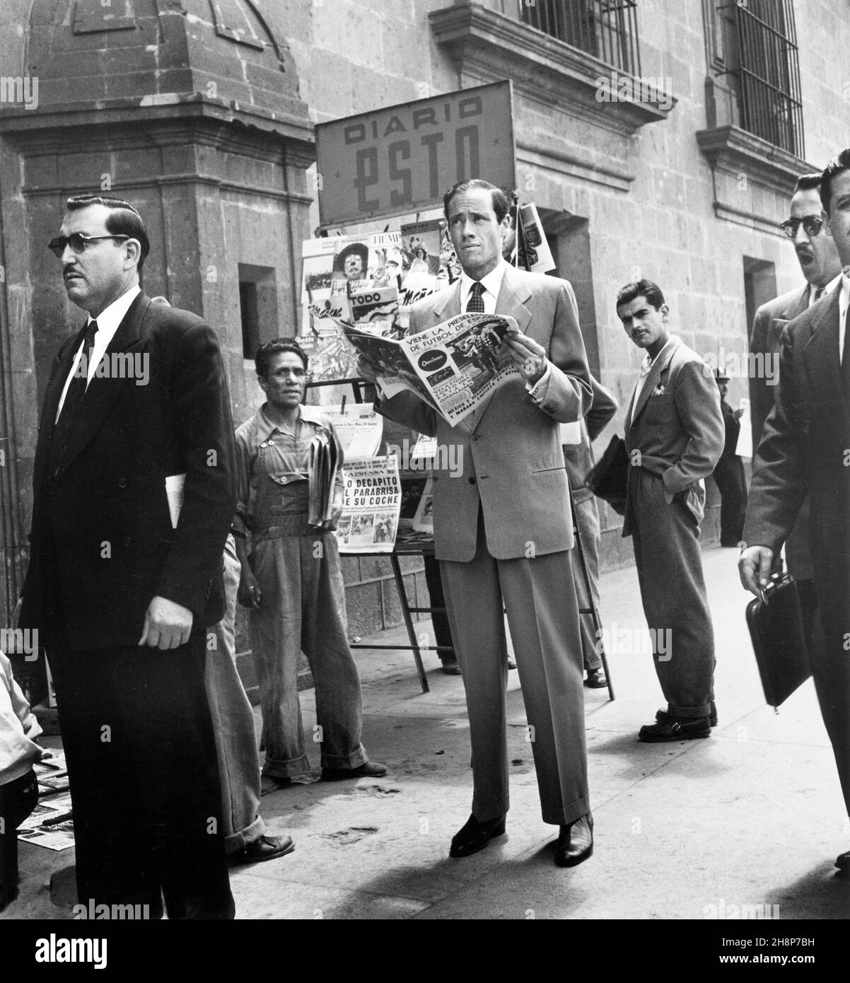 Mel Ferrer, sul set del film, 'The Brave Bulls', Columbia Pictures, 1951 Foto Stock