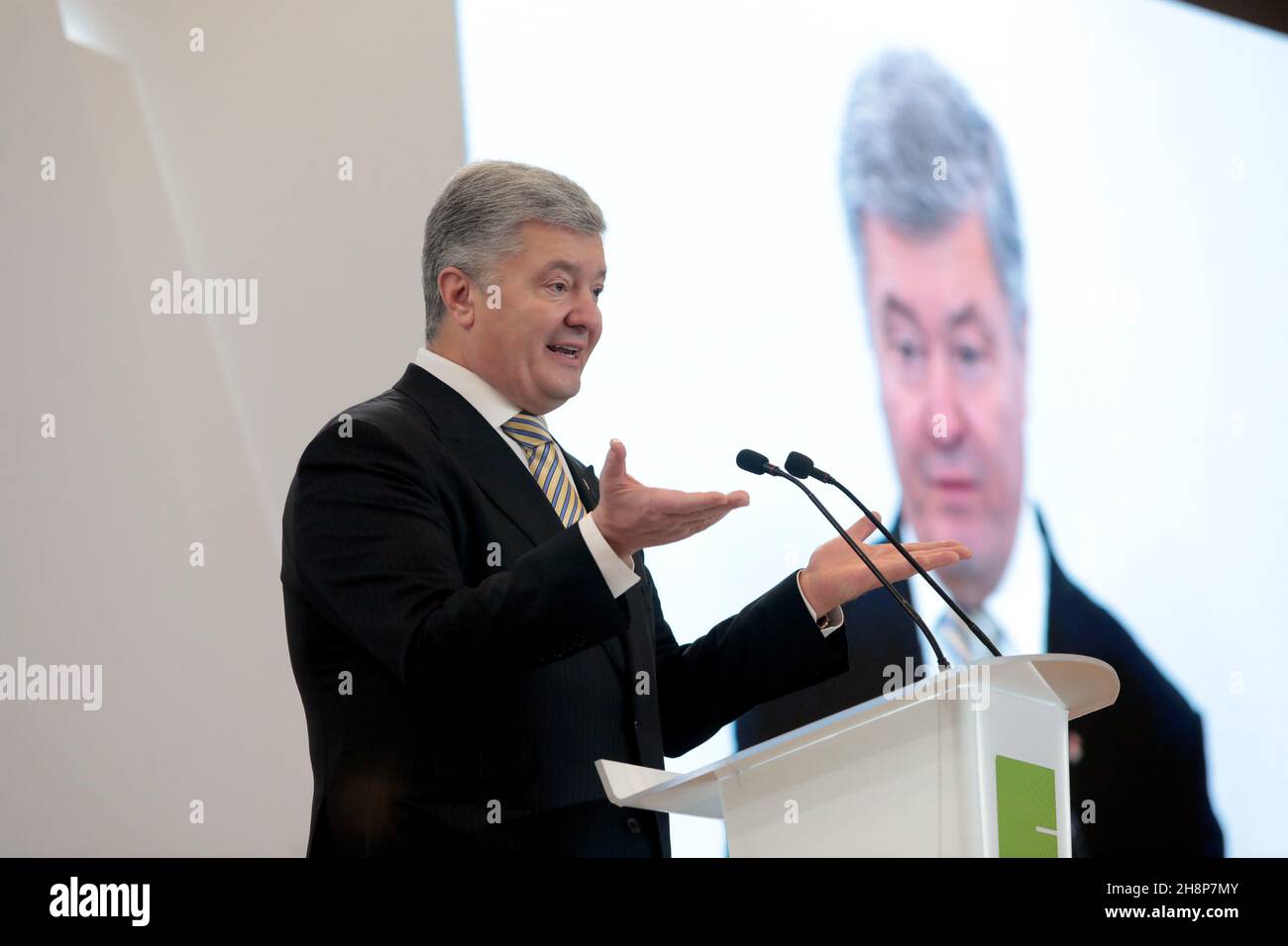 KIEV, UCRAINA - 1 DICEMBRE 2021 - il leader del Partito di solidarietà europeo, il deputato Petro Poroshenko è raffigurato durante il Forum di sicurezza di Kiev 2021, Kiev, capitale dell'Ucraina. L'evento di quest'anno è dedicato al trentesimo anniversario dell'indipendenza dell'Ucraina e al referendum sull'indipendenza dell'Ucraina del 1991. Credit: Ukrinform/Alamy Live News Foto Stock