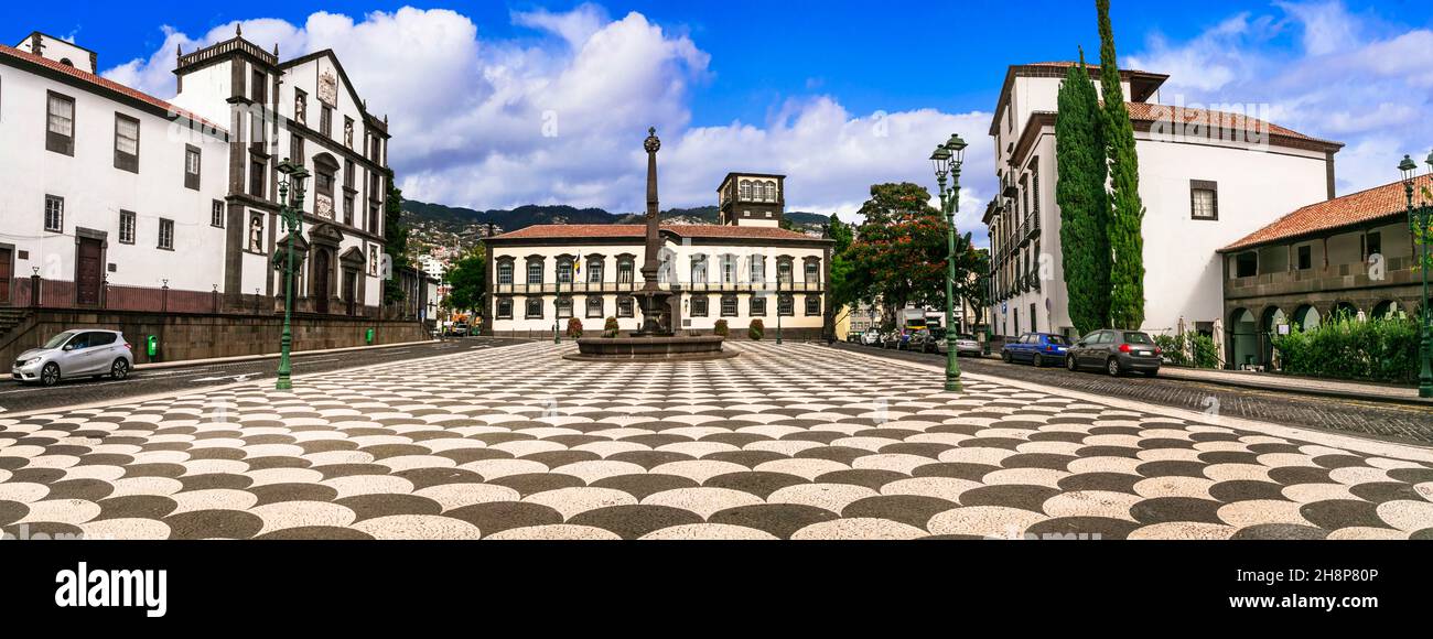 Viaggio sull'isola di Madeira e monumenti. Piazza centrale - 'Praca do municipio' nella capitale di Funchal Foto Stock