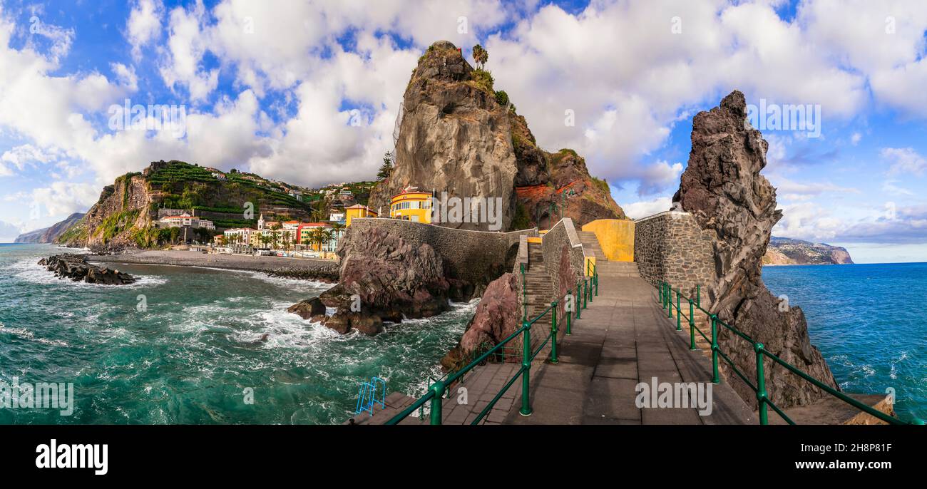 Madeira Island vacation - pittoresco villaggio Ponta do Sol con rocce impressionanti, bella spiaggia e case colorate. Portogallo Foto Stock