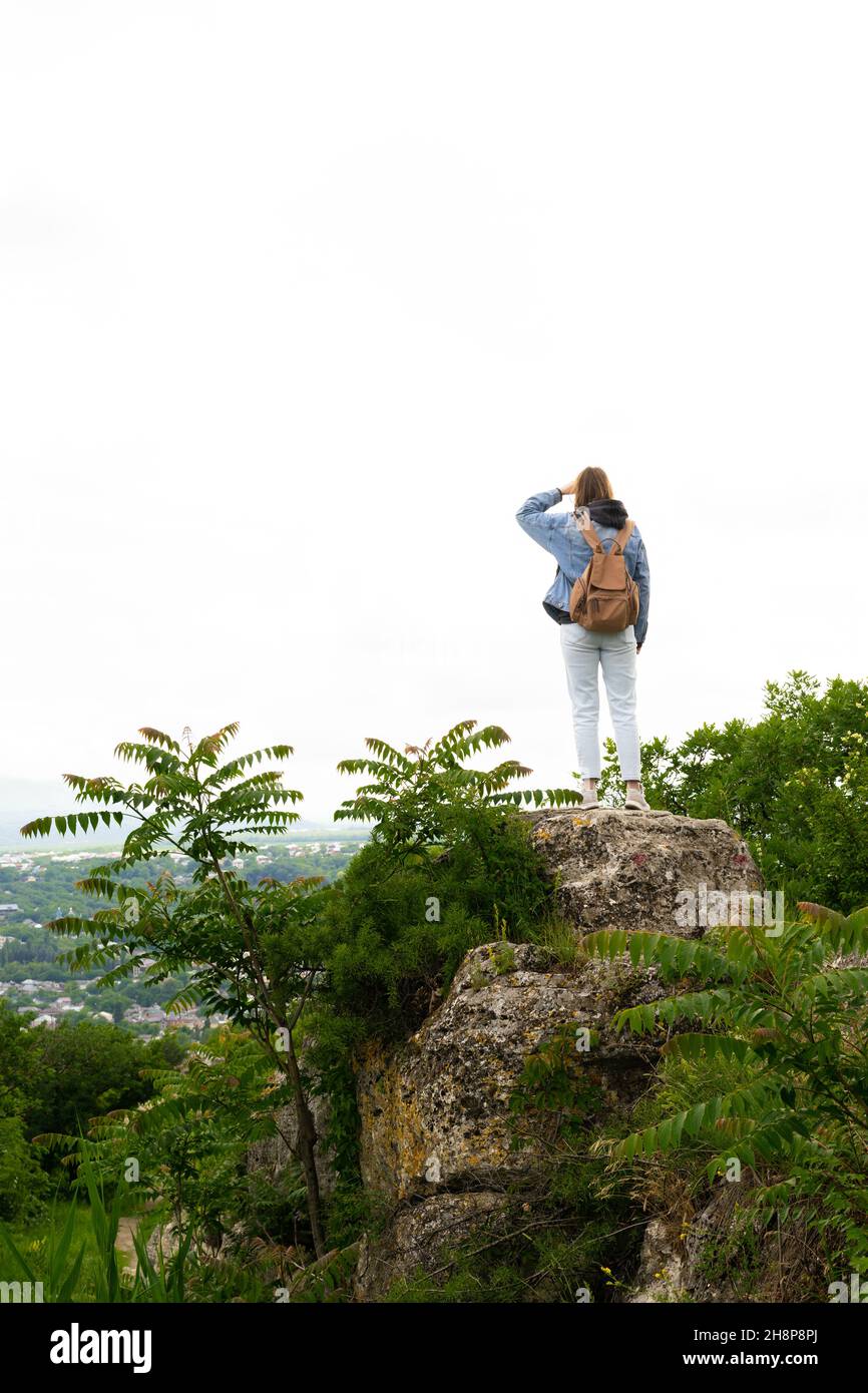 Donna con zaino escursioni in natura Foto Stock