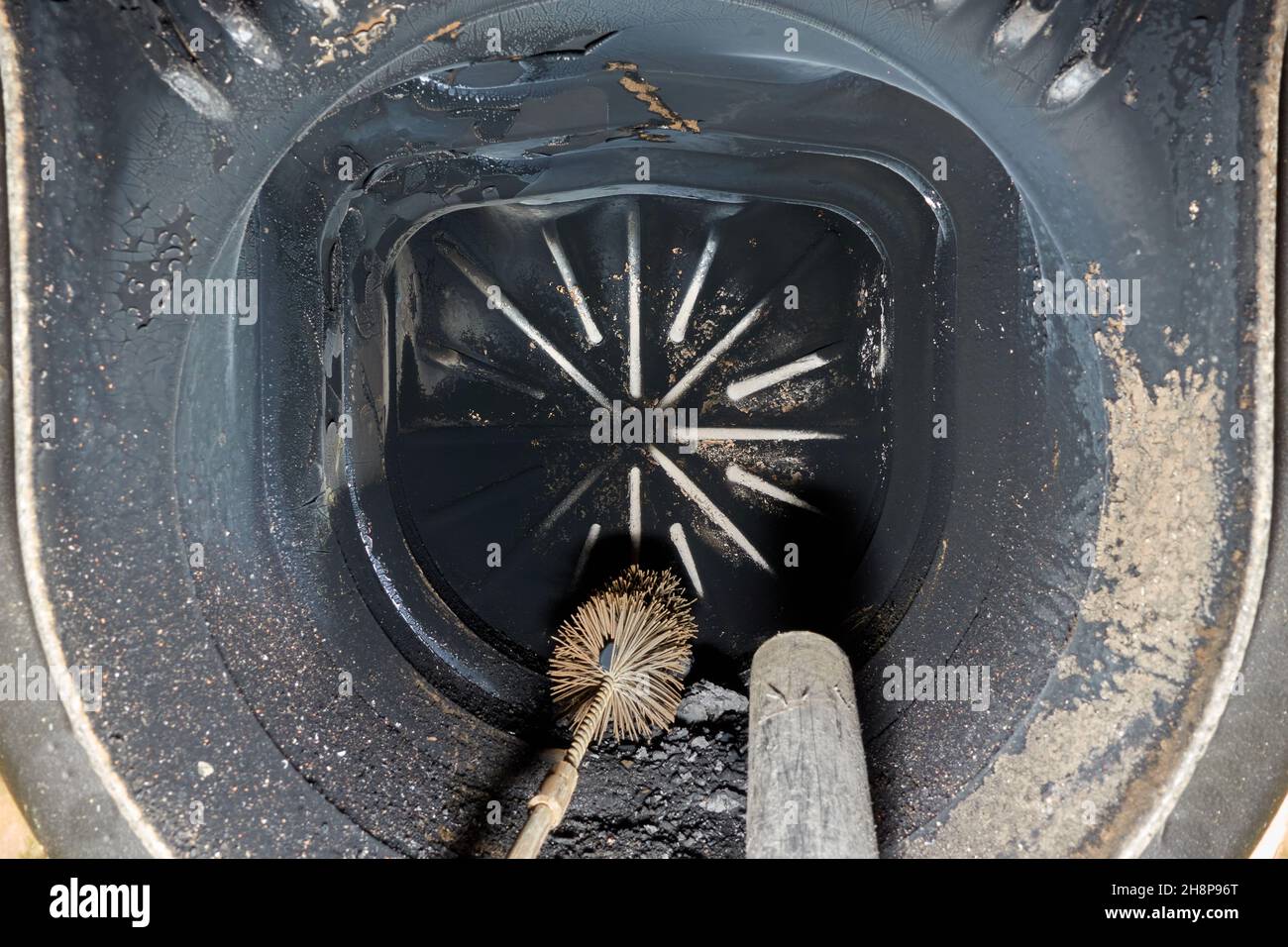 Riscaldamento dell'olio sporco dall'interno. Spazzola in plastica e tubo  dell'aspirapolvere per rimuovere la fuliggine nera e i residui di  combustione. La cura aumenta la durata della vita en Foto stock - Alamy