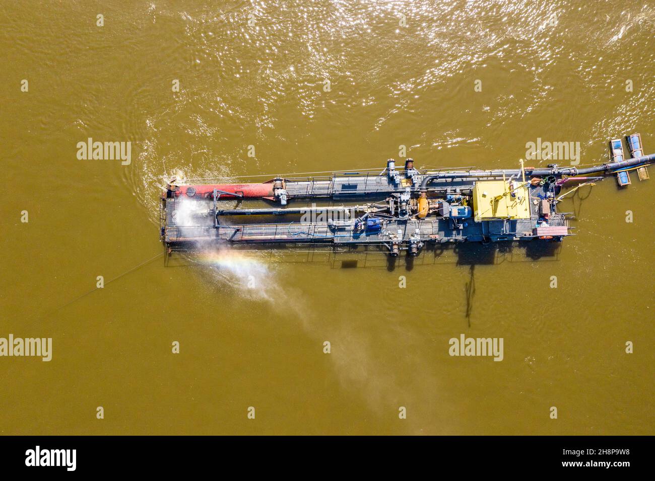 Pompa acqua sulla riva del fiume su una grande barca. Vista aerea Foto Stock