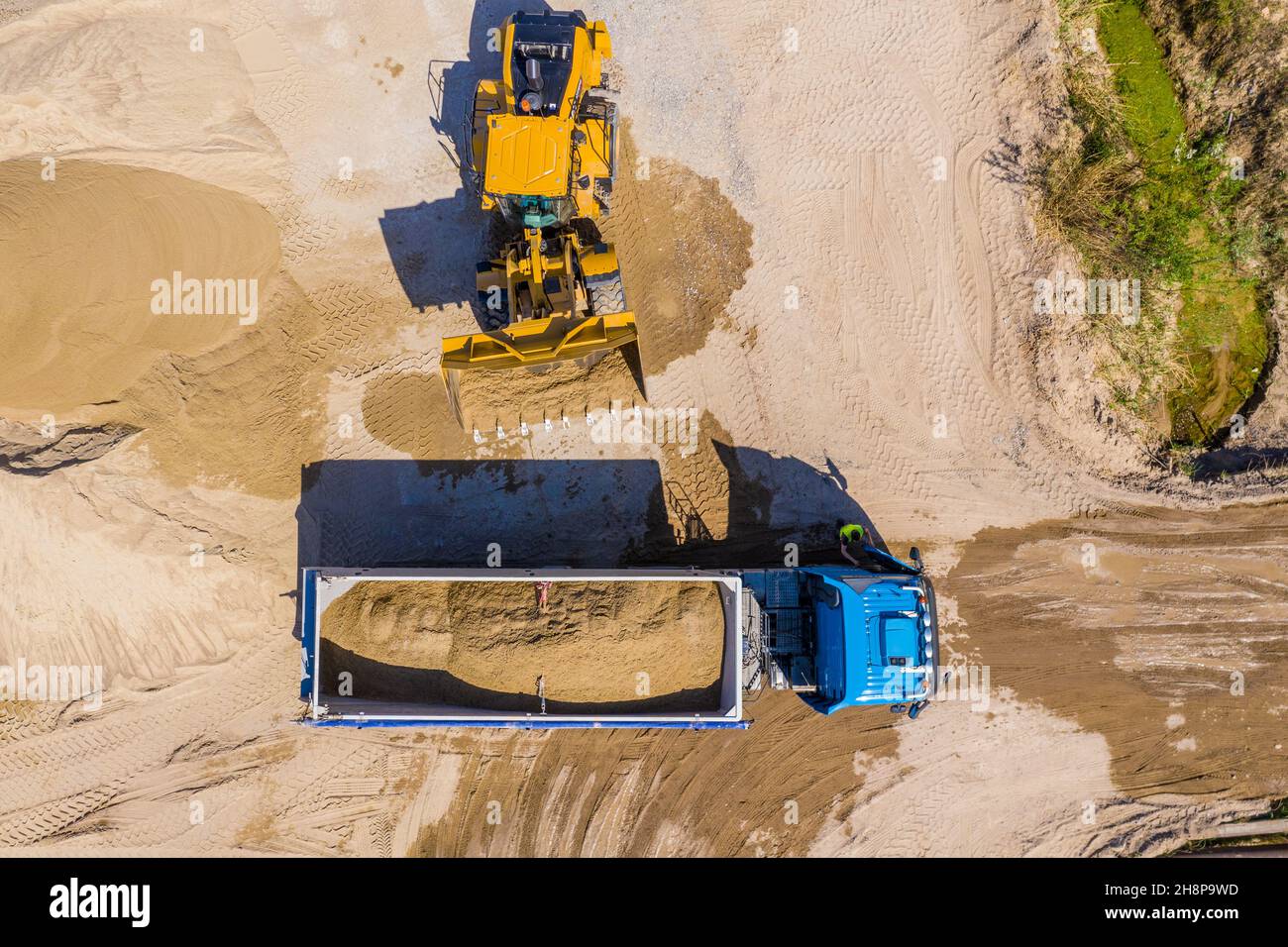 Vista aerea di bulldozer colata di sabbia nel carrello Foto Stock