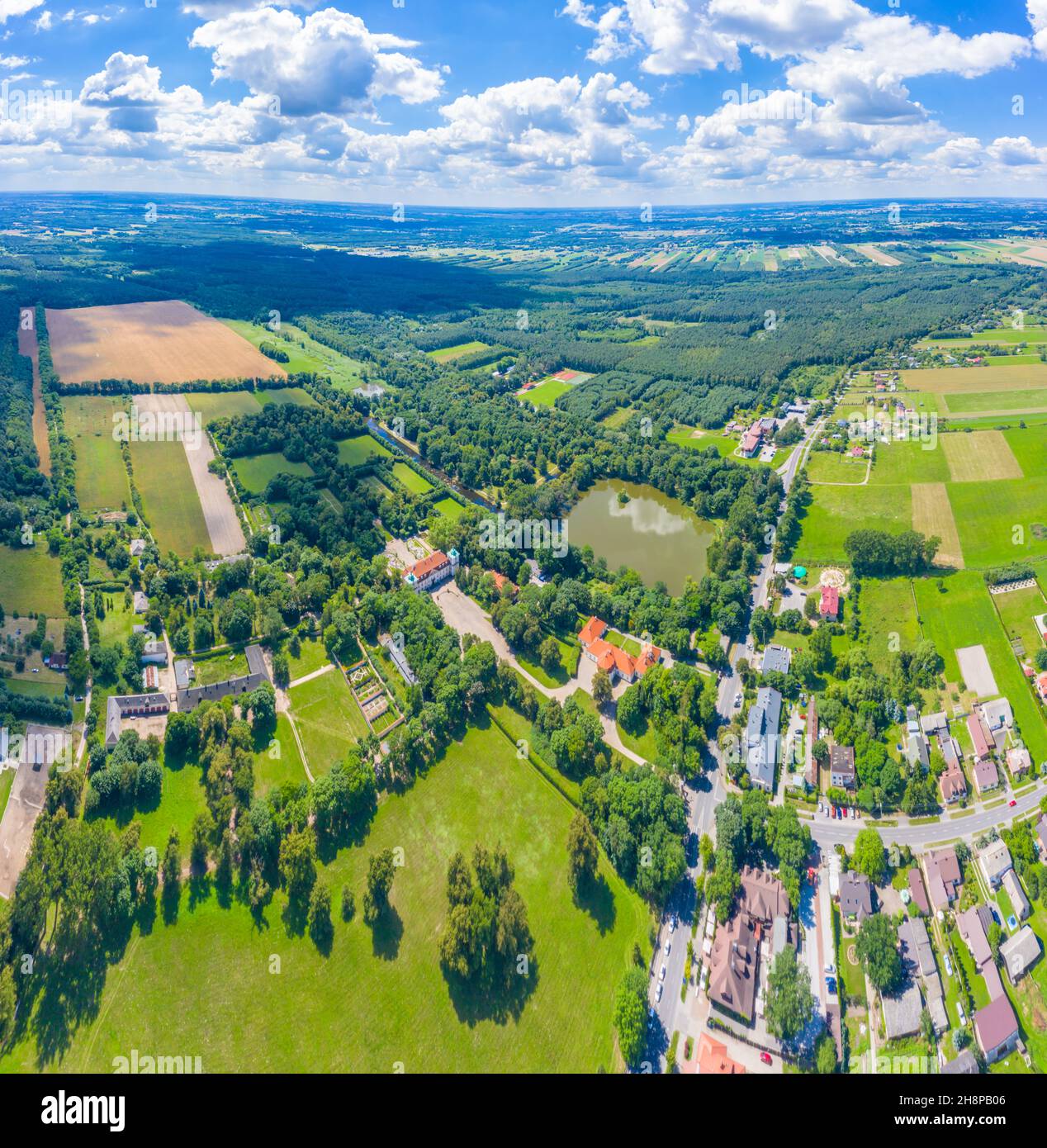 Panorama aereo di un bel viale di alberi nei terreni del Palazzo Nieborow, una residenza in stile barocco in Polonia. Colorato giardino di design francese Foto Stock