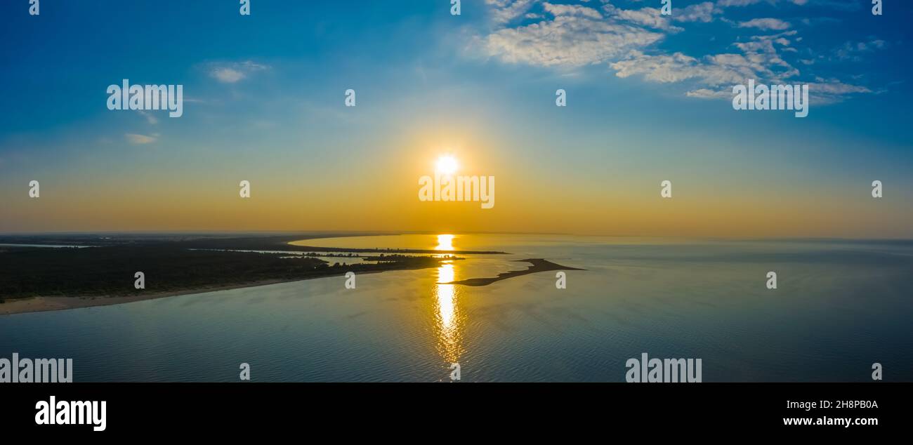 Mare aereo minimalista - tramonto su acque calme. Mar Baltico. Foto Stock